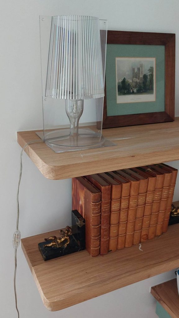 Architecte Décoratrice d'intérieur Trouville | Alizée Florsch | Dose Déco détails étagères chêne dans un bureau conçu sur mesure