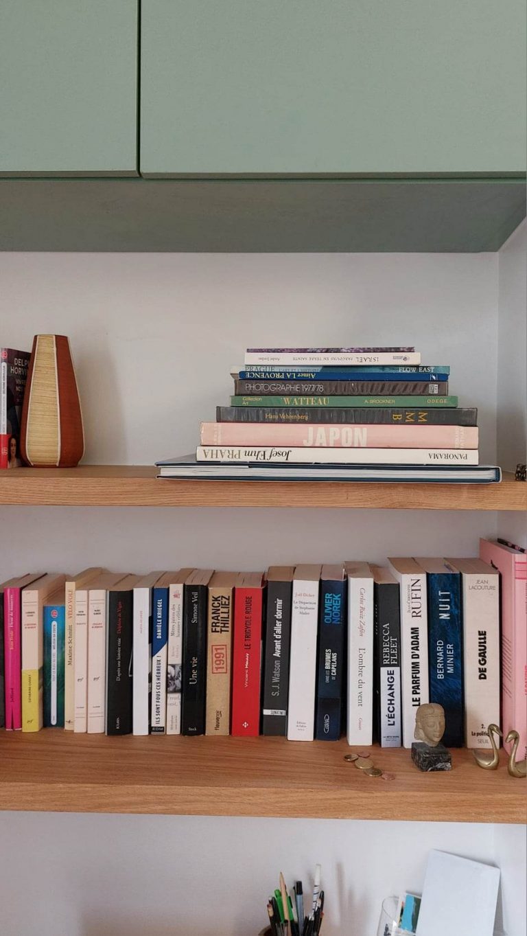 Architecte Décoratrice d'intérieur Trouville | Alizée Florsch | Dose Déco étagères chêne et rangements à porte vert