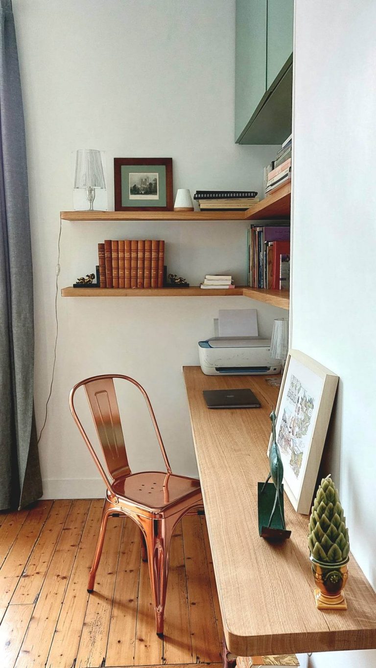 Architecte Décoratrice d'intérieur Trouville | Alizée Florsch | Dose Déco étagères et bureau en chêne