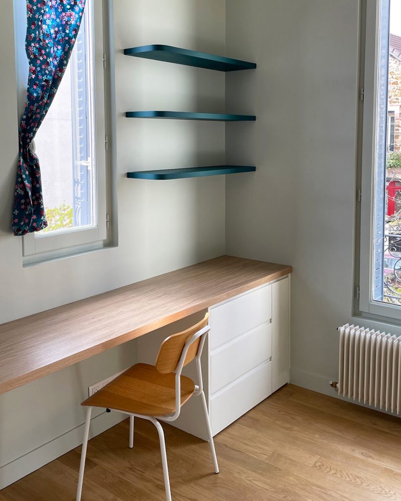 projet asnieres chambre adolescentes, menuiseries sur mesure avec étagères et bureau placage chêne designé par architecte d'intérieur à Asnières (92)