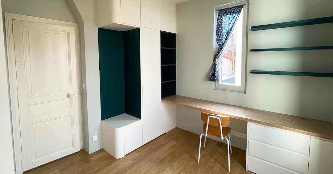 projet asnieres chambre adolescentes, menuiseries sur mesure : bureau chêne et rangement pensé par architecte d'intérieur (92)