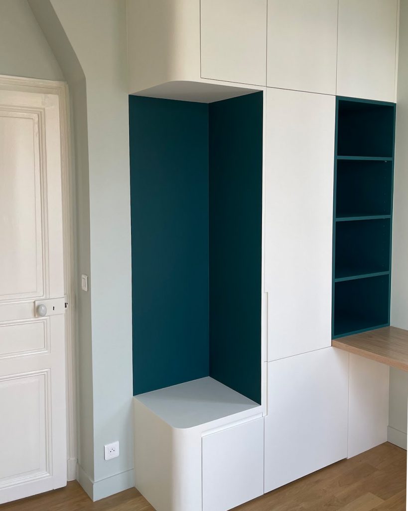 projet asnieres chambre adolescentes, menuiseries sur mesure ; rangements, banquette et étagères pensé par architecte d'intérieur du 92