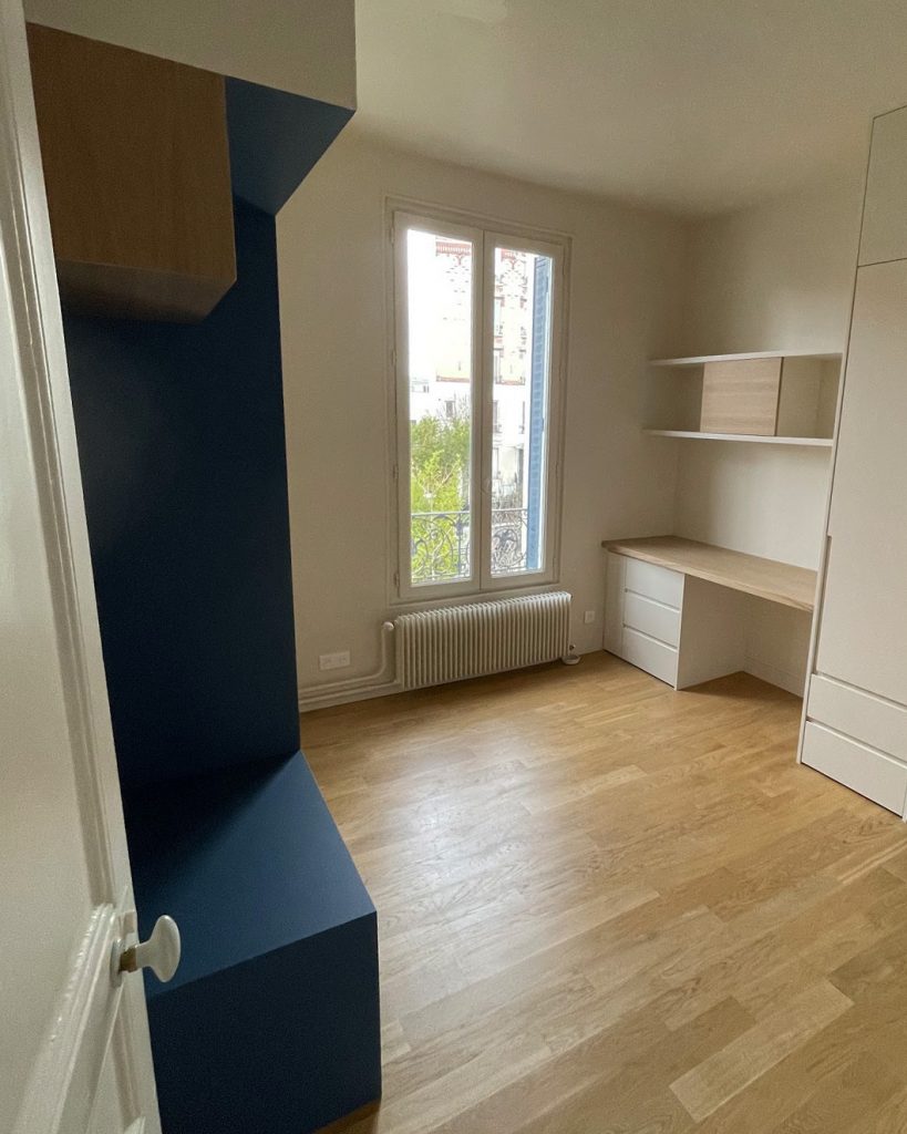 projet asnieres chambre adolescentes, menuiseries sur mesure avec banquette et bureau en placage chêne par architecte d'intérieur asnières (92600)