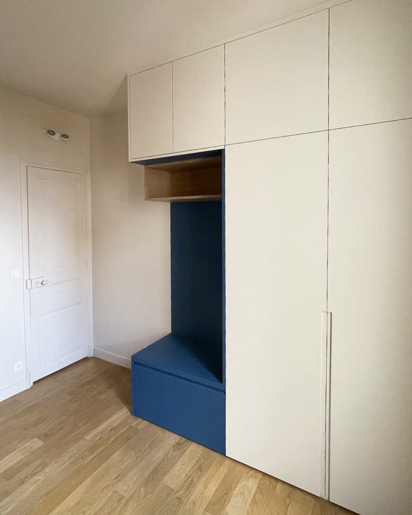 projet asnieres chambre adolescentes, menuiseries sur mesure : rangements, banquette et étagère placage chêne réalisé par architecte d'intérieur d'asnières sur seine