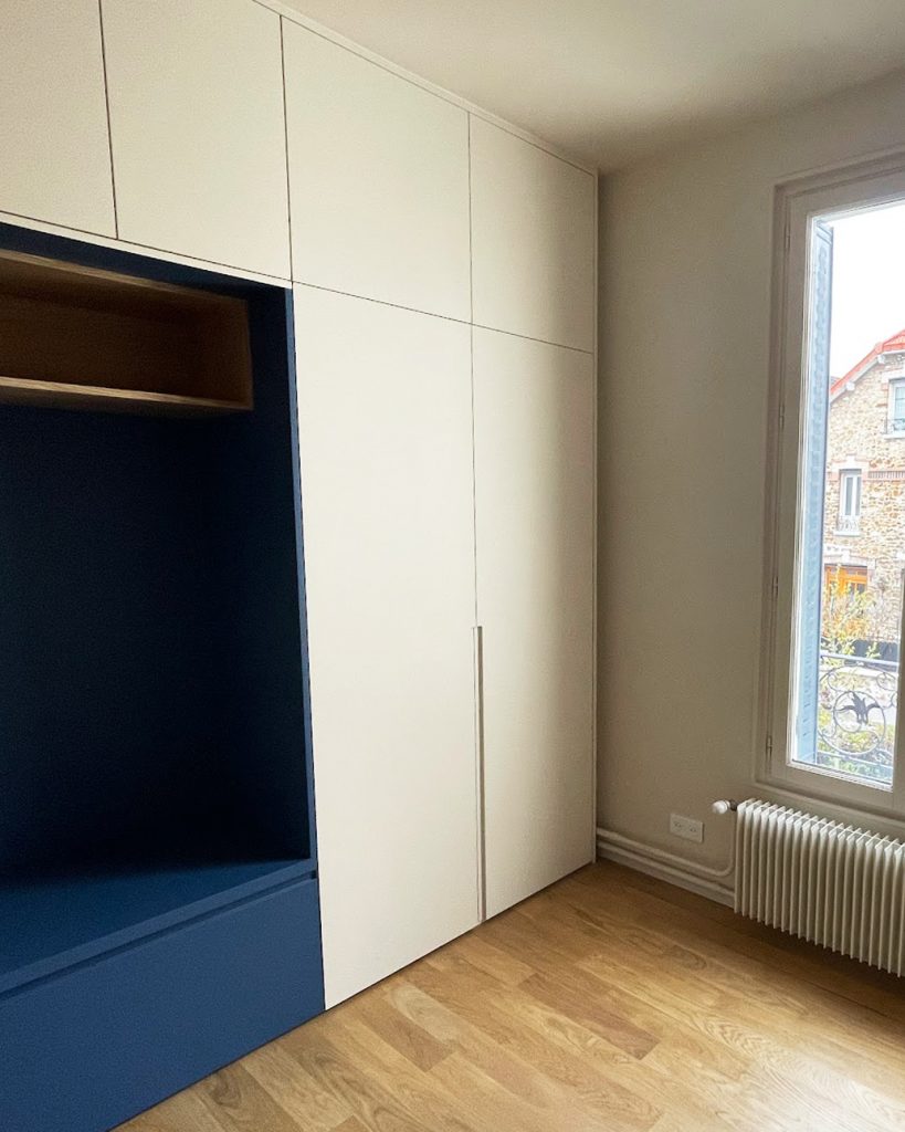projet asnieres chambre adolescentes, menuiseries sur mesure : rangement pensé par architecte d'intérieur 92