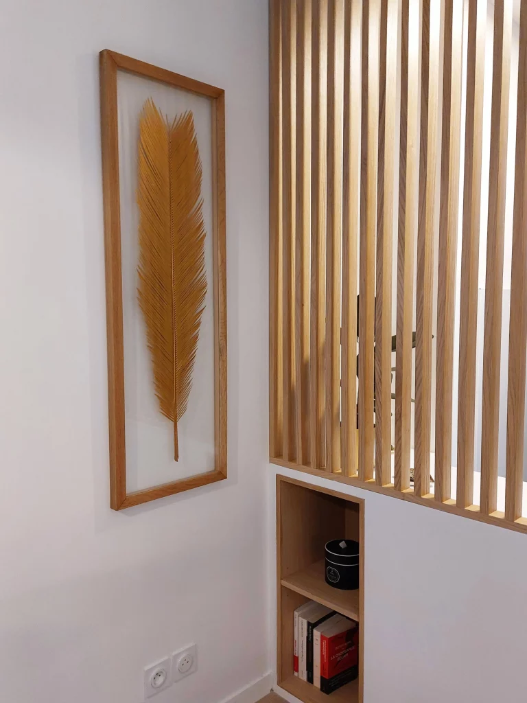 claustra chêne dans une entrée avec niches de rangement réalisée par une architecte d'intérieur 92