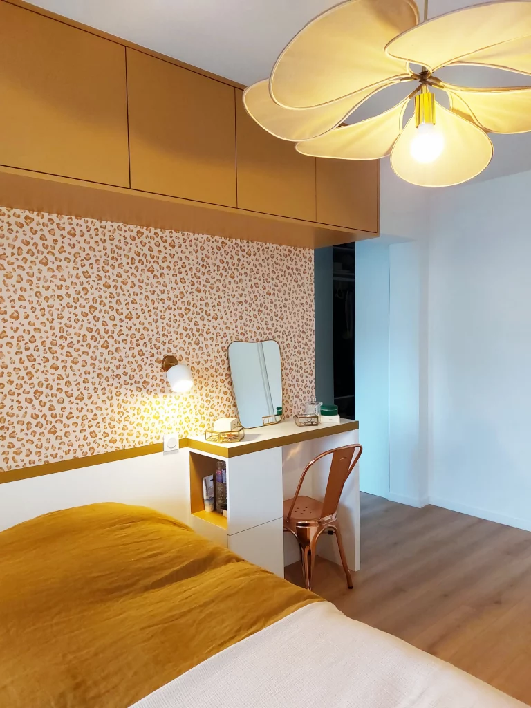 Chambre parentale meublée sur mesure avec tête de lit avec chevet intégré, coiffeuse et rangements haut conçu par une architecte d'intérieur des hauts-de-seine