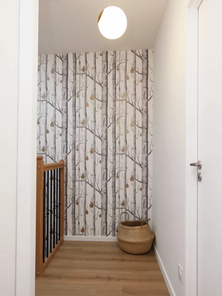 Papier peint arbres se prologeant dans le couloir avec parquet clair dans les hauts-de-seine