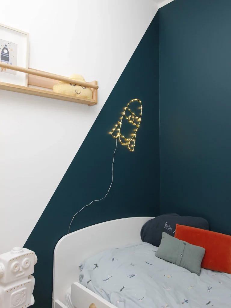 tête de lit enfant couleur bleu canard pensé par architecte d'intérieur du 92