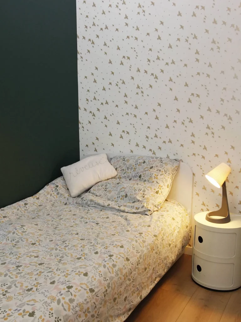 Tête de lit vert foncé et papier peint oiseaux dorés pour tête de lit d'une chambre d'enfant dans les hauts-de-seine