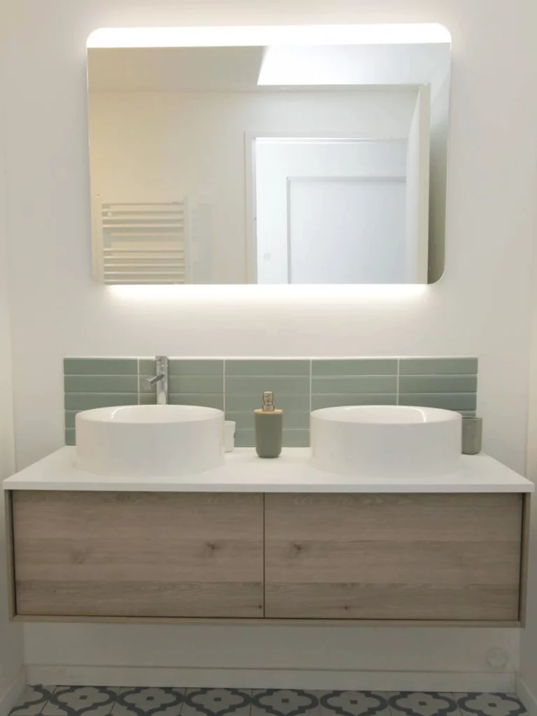double vasque avec crédence bleu vert et miroir rétroéclairé