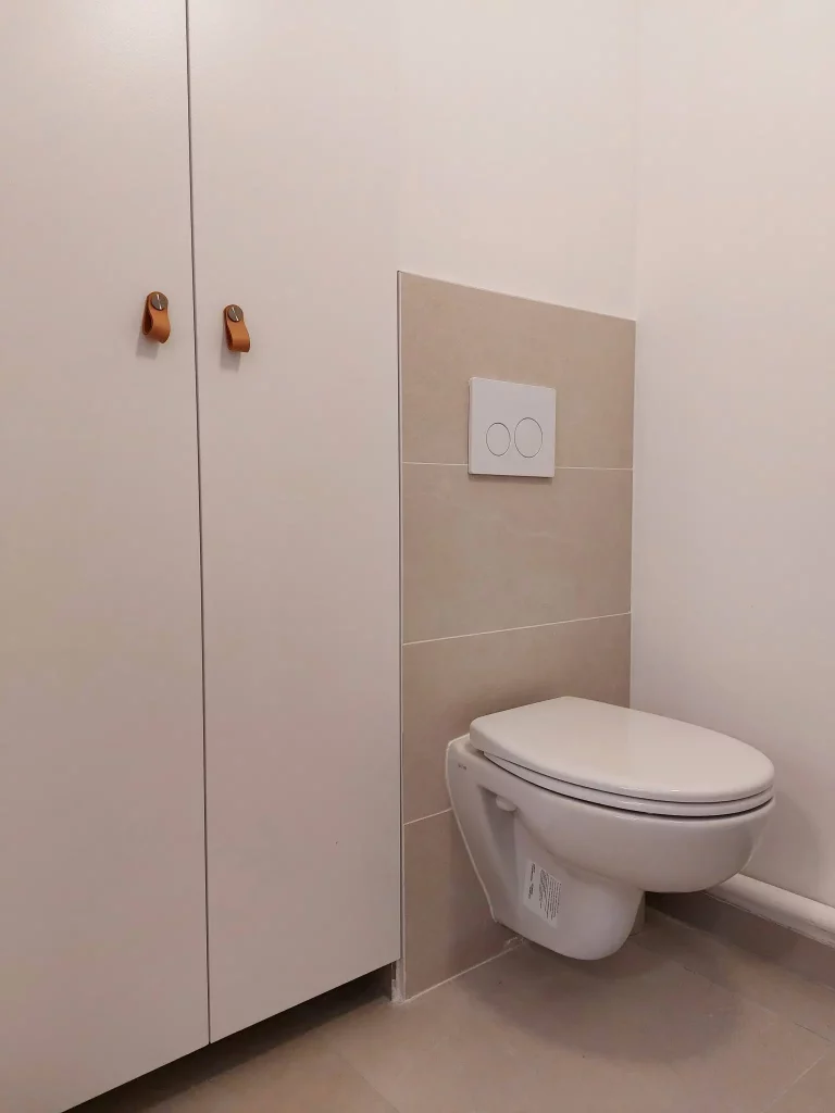 Placard de rangement dans des WC du 92 pensé par une architecte d'intérieur et fabriqué par un menuisier de région parisienne