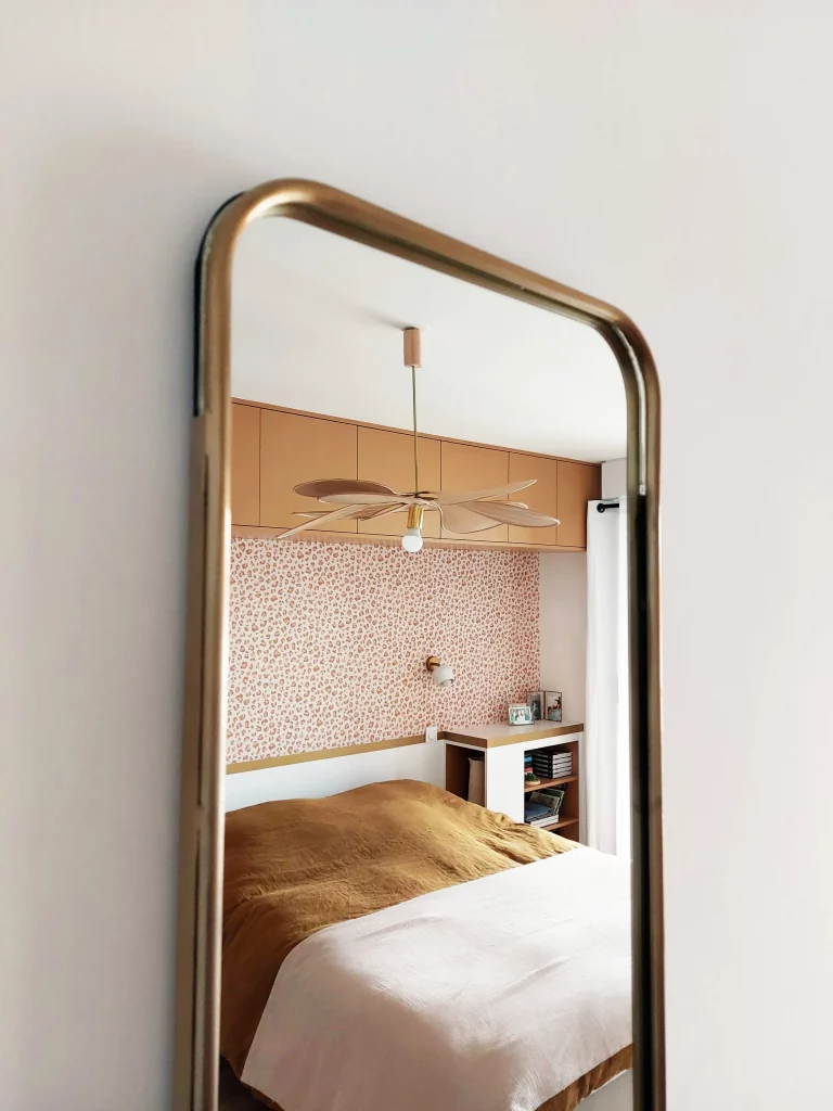 Reflet des menuiseries sur mesure d'une chambre parentale designé par une architecte d'intérieur du 92 (hauts-de-seine)