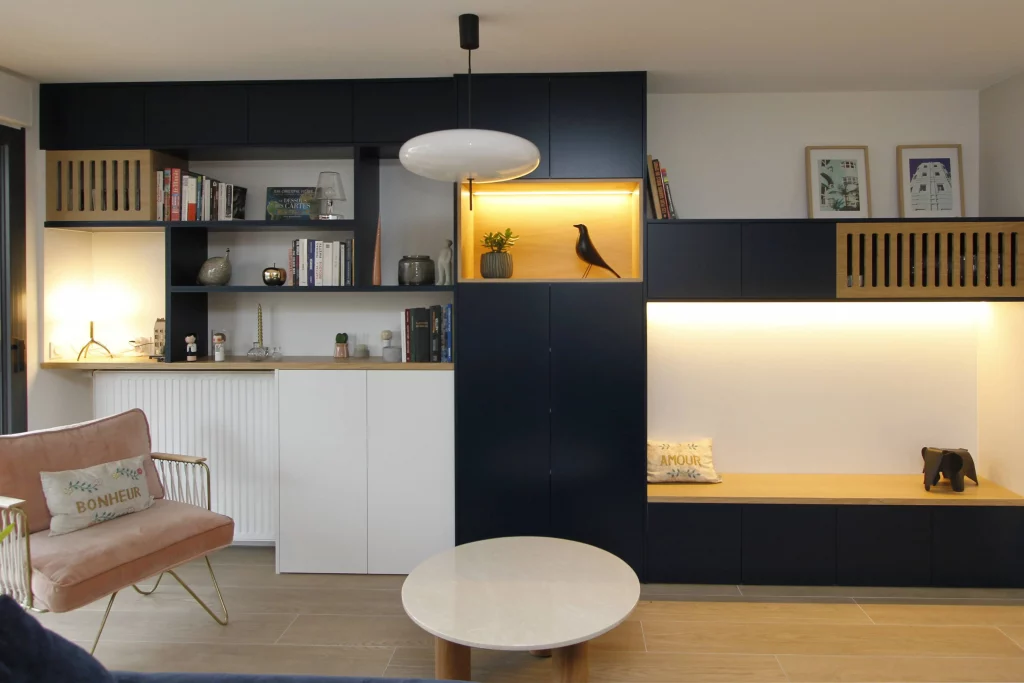 séjour avec aménagement sur mesure dans le 92 (hauts de seine). Bibliothèque bleue, chene et blanc réalisée par une architecte d'intérieur