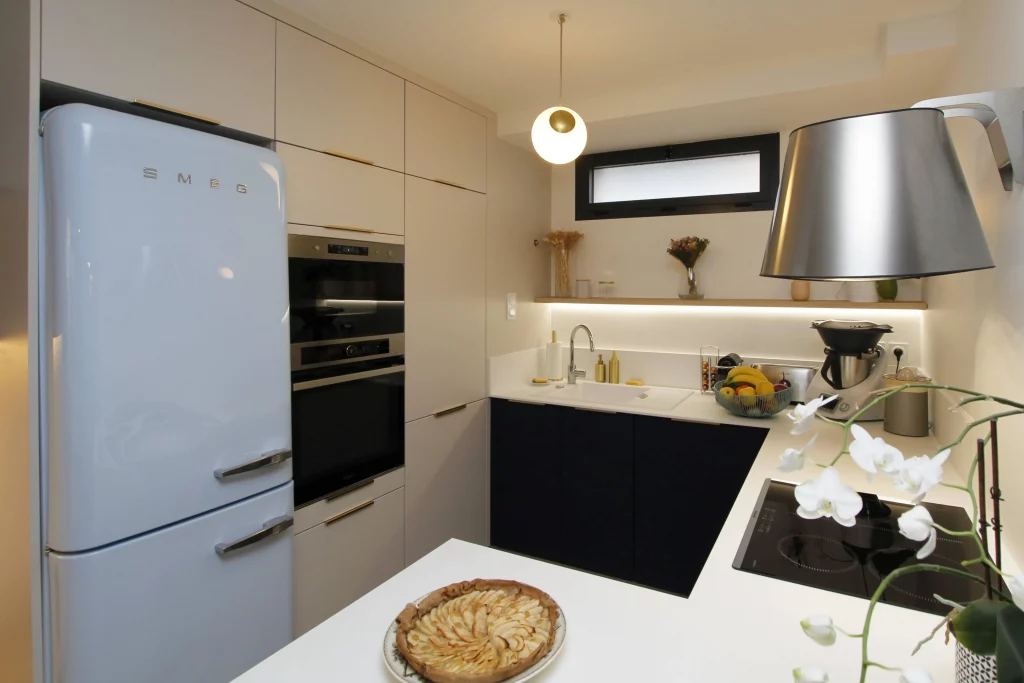 cuisine équipée avec frigo smeg bleu