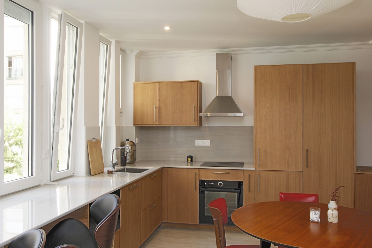 rénovation appartement 3 pièces par architecte d'intérieur Paris 18ème Cuisine ouverte lumineuse avec bar et salle à manger