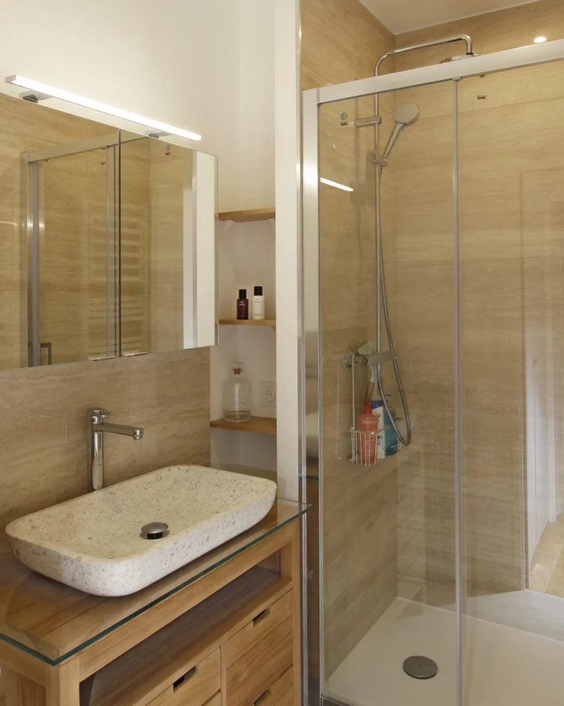 Salle d'eau avec grande douche et meuble vasque rénovée par architecte d'intérieur à Montmartre (Paris 18e)
