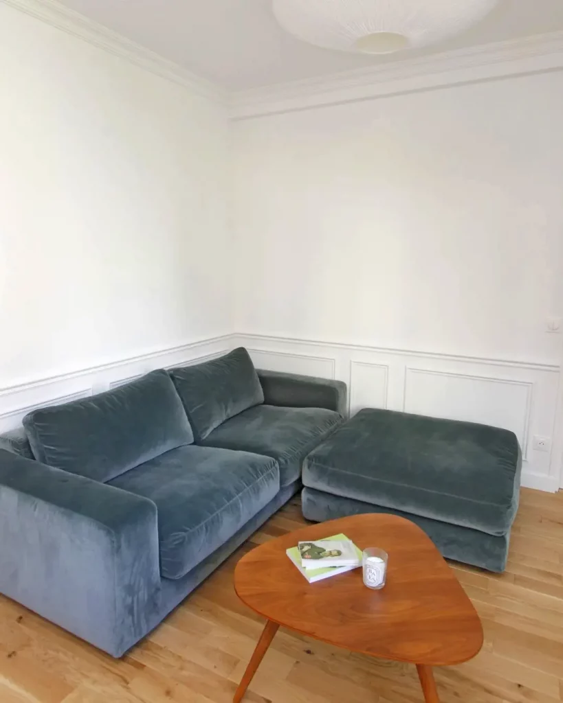 canapé en velours et table basse noyer dans appartement parisien réagencé par architecte d'intérieur à Paris 18