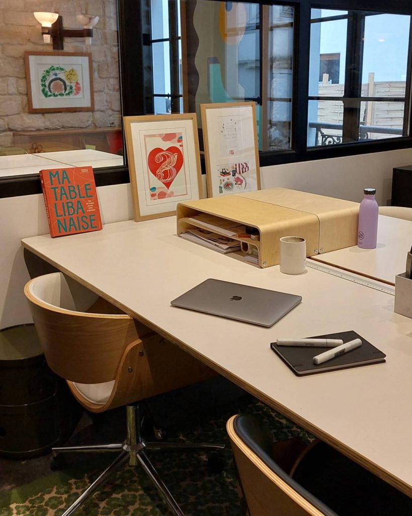 Zoom sur le bureau pour 4 personnes de Tiptoe installé dans une agence parisienne aménagée par une architecte d'intérieur