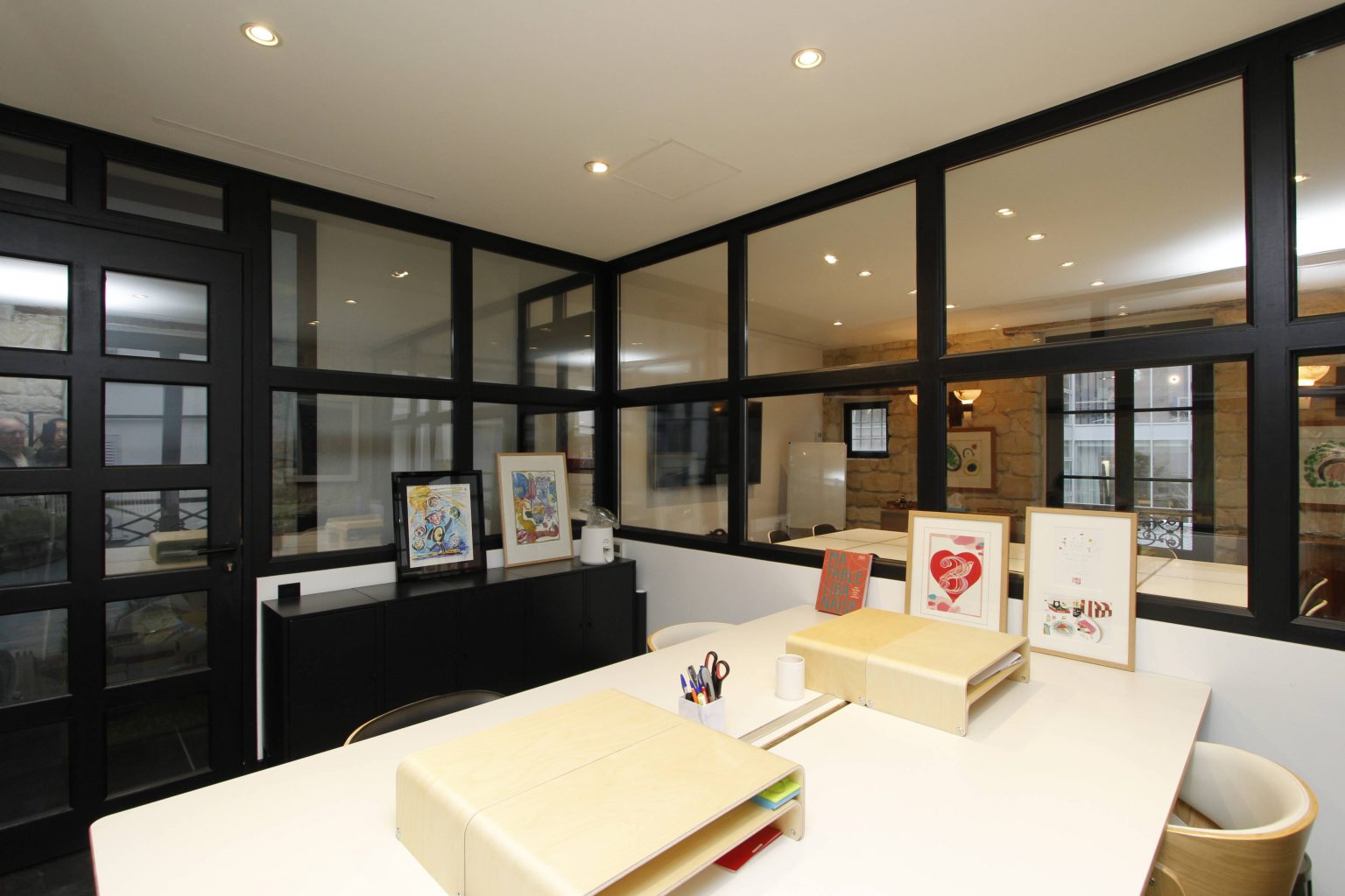 Bureau pour 4 avec verrière et rangements bas noirs à Paris 17ème