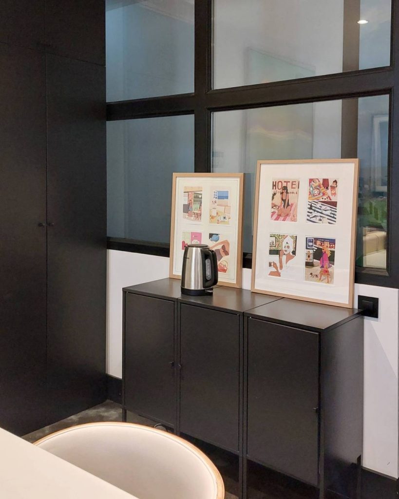 Rangements noirs dans un bureau parisien décoré par Dose Deco