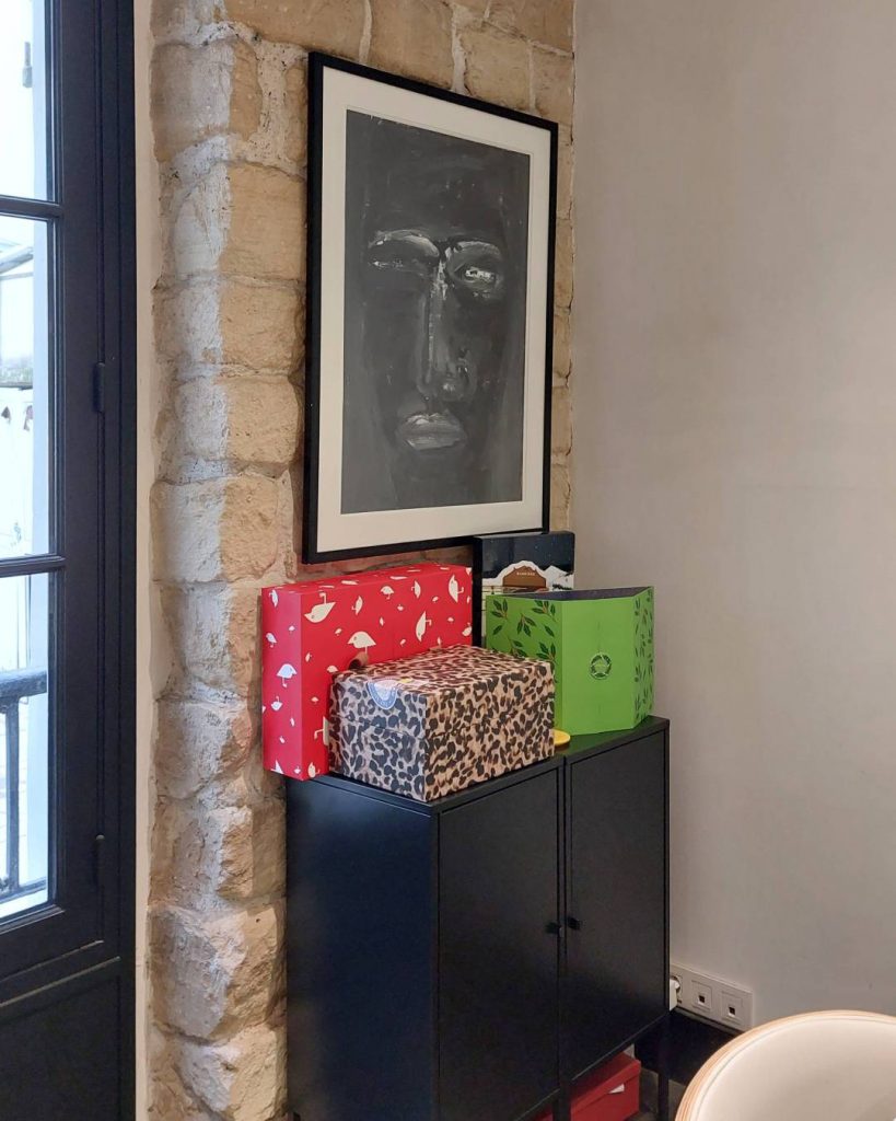 Rangements bas noir dans une agence parisienne décoré par architecte d'intérieur
