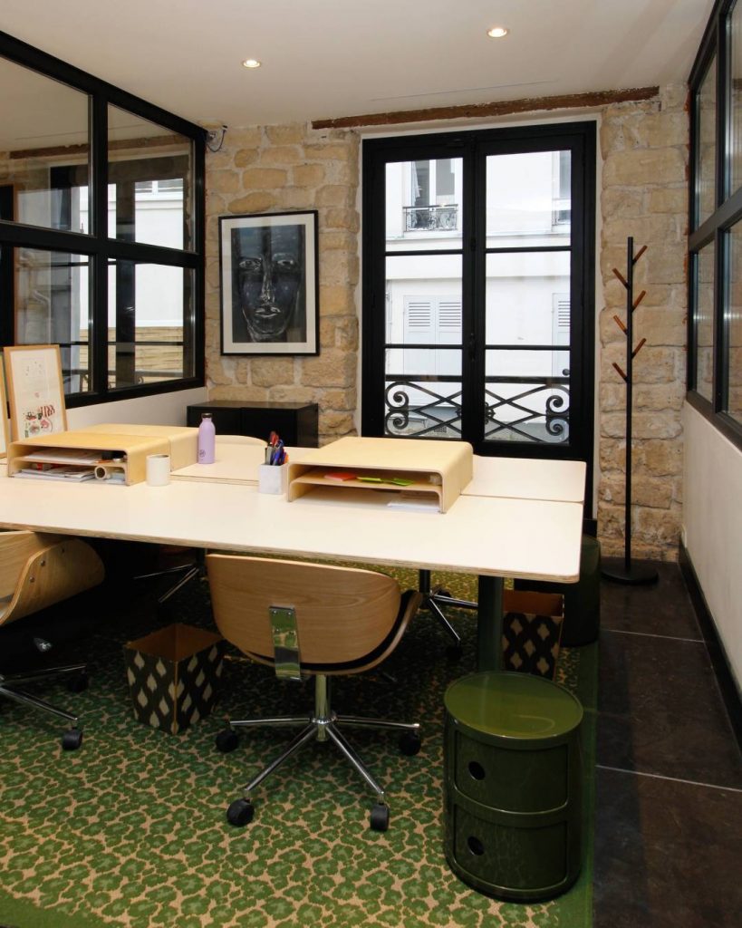 Bureaux avec tapis léopard, caissons verts et bench pour 4 personnes