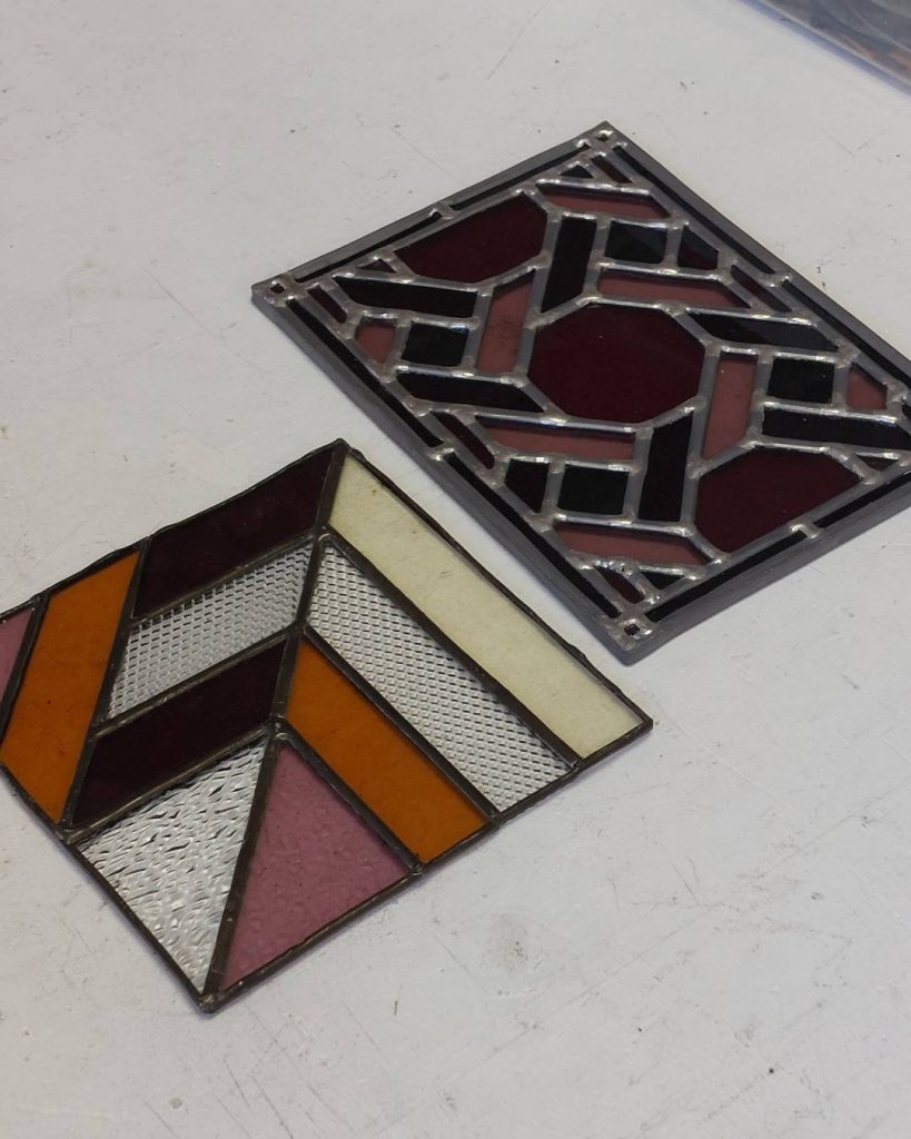 Différence de vitraux entre sertissage Tiffany à gauche et sertissage au plomb à droite lors d'une visite à l'Atelier Cocoroca
