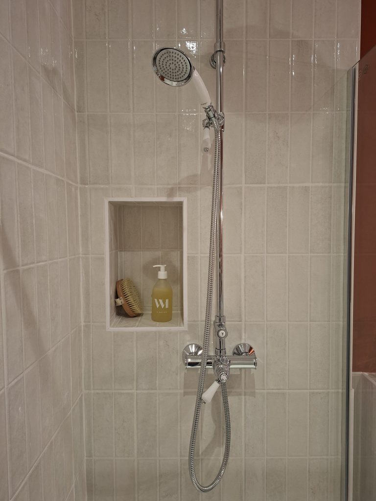niche dans grande douche dans salle d'eau avec robinetterie ancienne jacob delafon