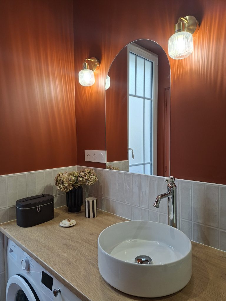 meuble vasque avec machine à laver, miroir arche et appliques murales
