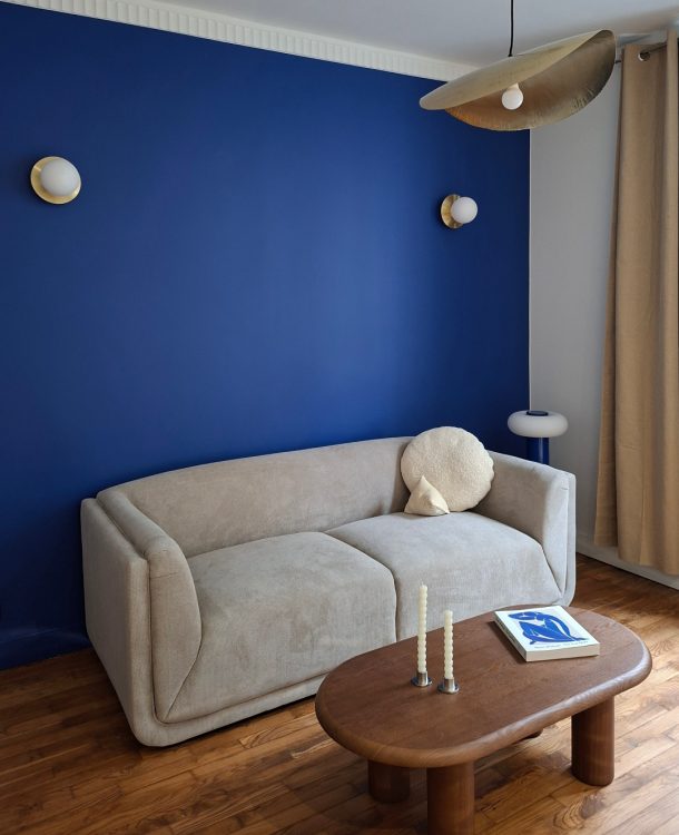 séjour mur bleu majorelle, luminaires laiton et canapé écru à Asnières (92) - rénovation par architecte d'intérieur