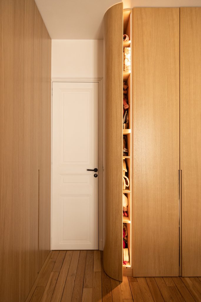 dressing à porte arrondie avec étagères intérieur et éclairage automatique
