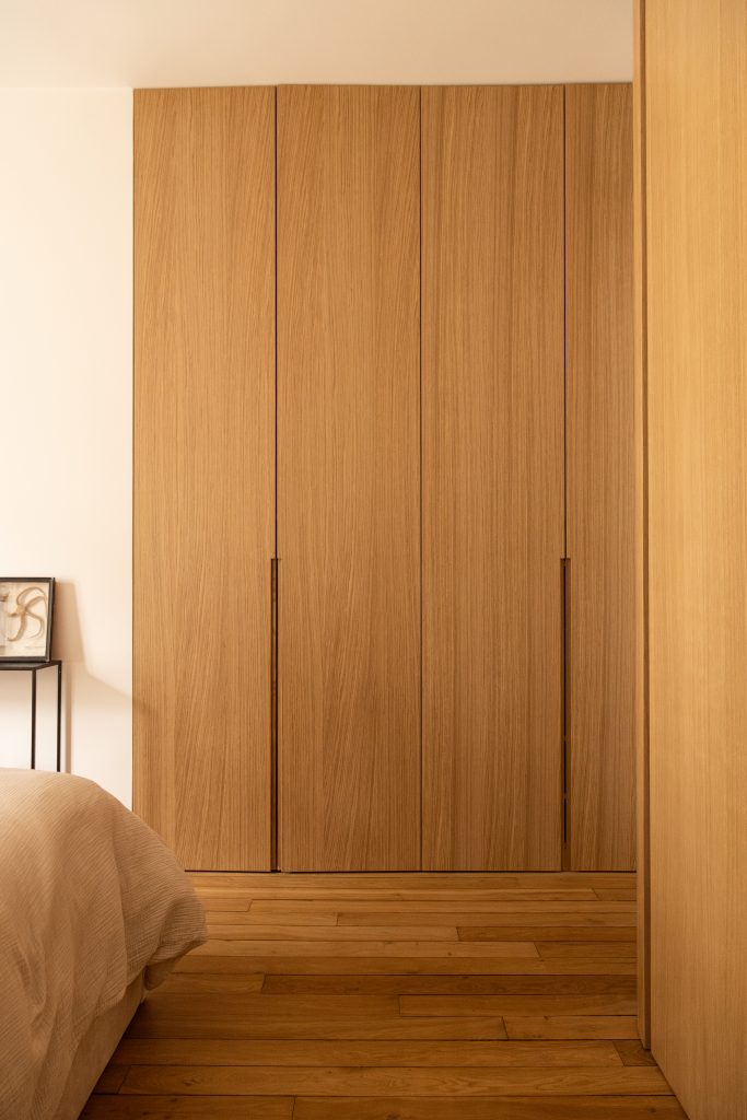 portes de dressing en chêne toute hauteur avec poignées encastrées