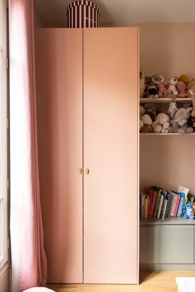 rangement semi sur mesure à base de caissons ikea et façades Plum Living rose et vert avec étagères