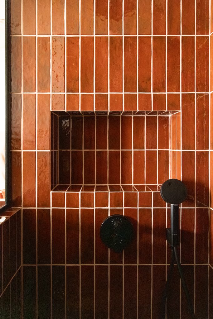 alignement des joints dans la niche de la douche en carrelage type zelliges rouge bordeaux