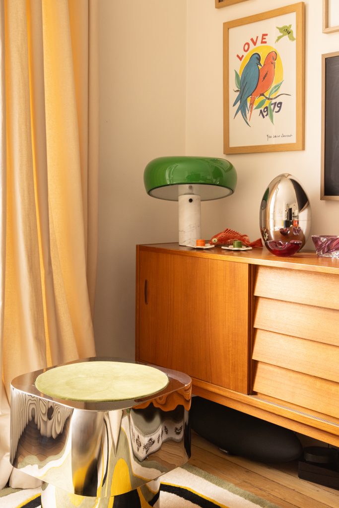 zoom sur le buffet du séjour avec lampe Snoopy de Flos et le tabouret chrome vert bureau benjamin pour monoprix